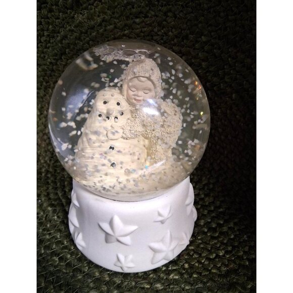 Snow Globe With Child & Snowman Figurine On White Star-Patterned Base Dept 56 Mu - Picture 2 of 8